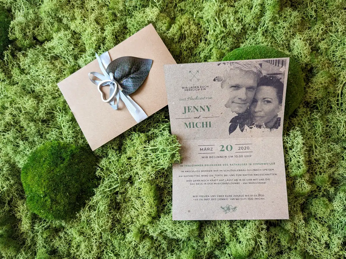 Gestaltete Hochzeitseinladung mit Umschlag
