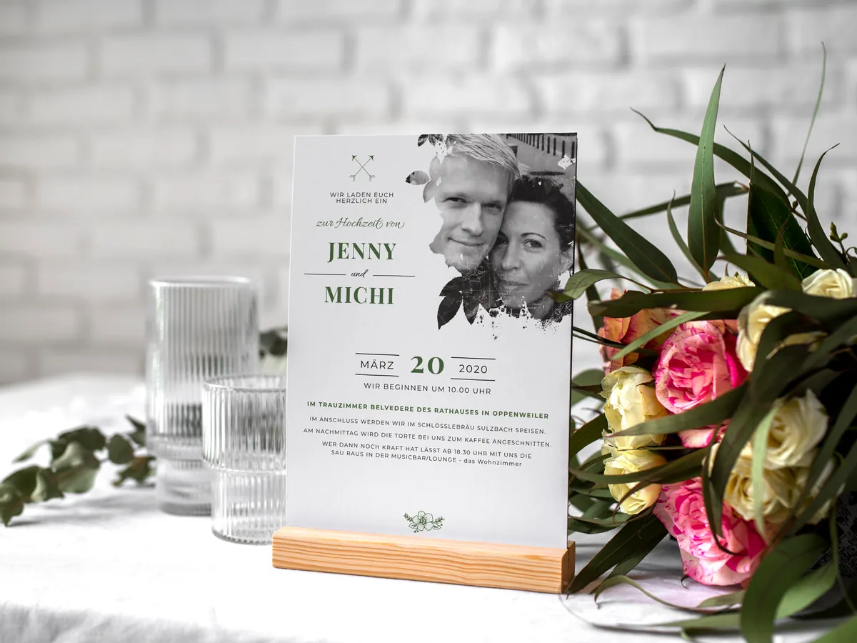 Gestaltete Hochzeitseinladung im Aufsteller