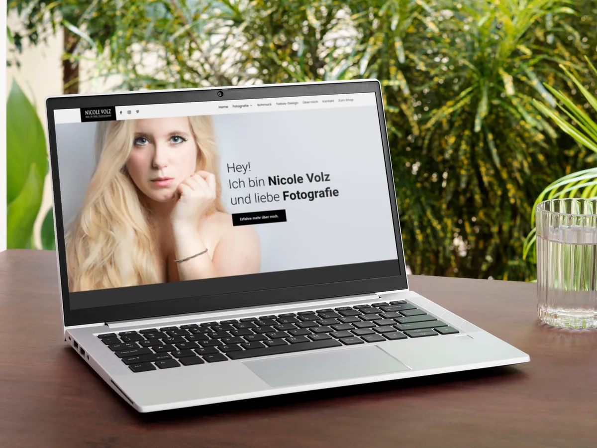 Website von HeelofSteel, dargestellt auf einem Bildschirm